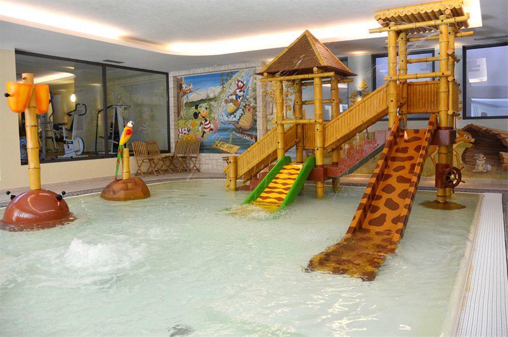 Alpholiday Dolomiti Wellness&Fun Hotel Dimaro Esterno foto