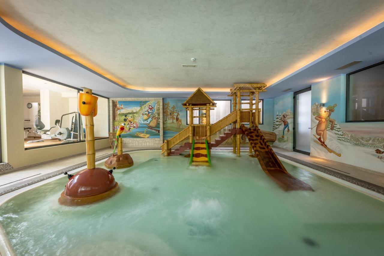 Alpholiday Dolomiti Wellness&Fun Hotel Dimaro Esterno foto