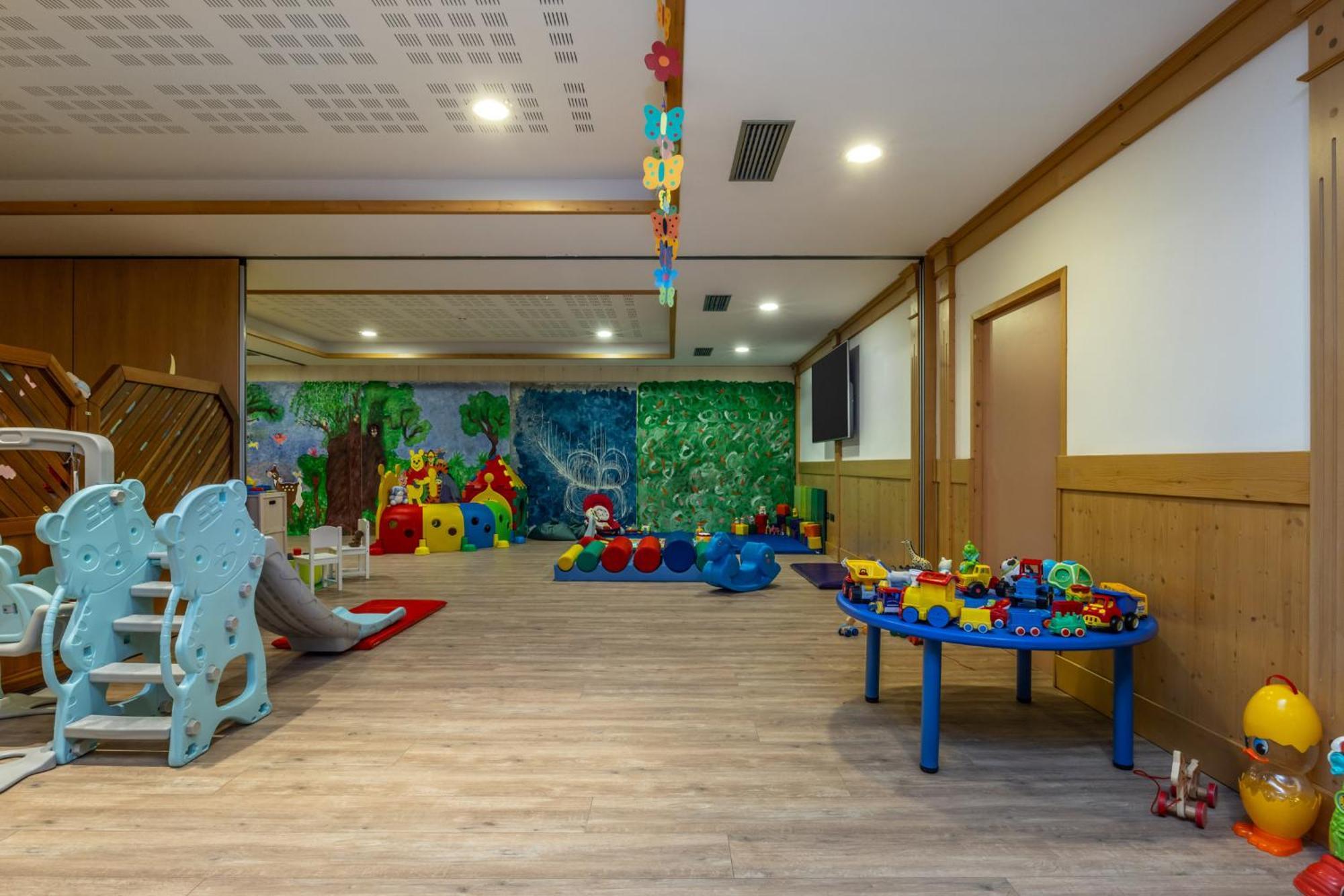 Alpholiday Dolomiti Wellness&Fun Hotel Dimaro Esterno foto