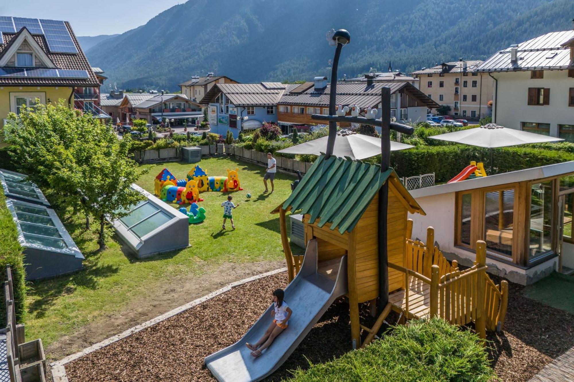 Alpholiday Dolomiti Wellness&Fun Hotel Dimaro Esterno foto