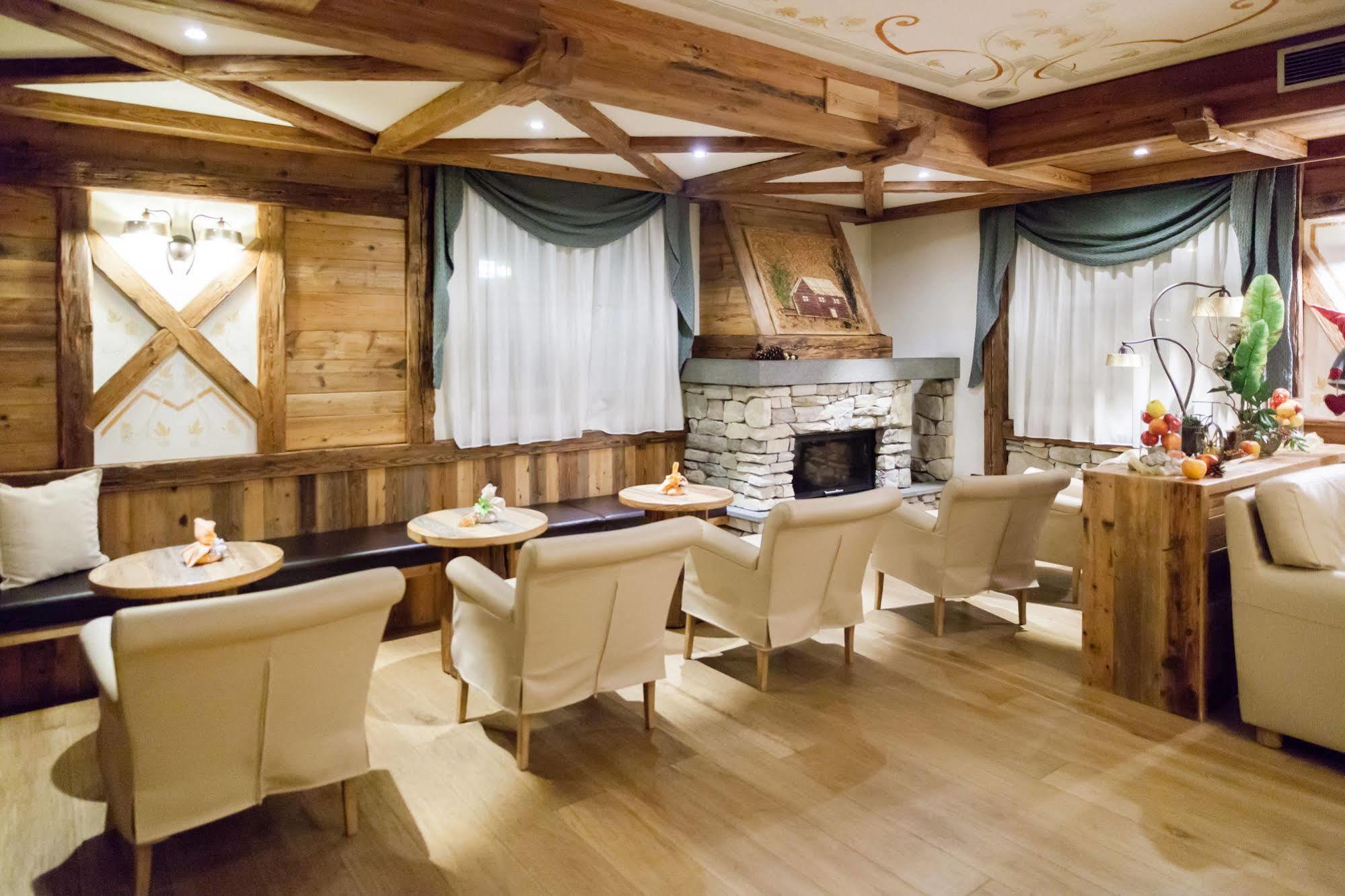 Alpholiday Dolomiti Wellness&Fun Hotel Dimaro Esterno foto