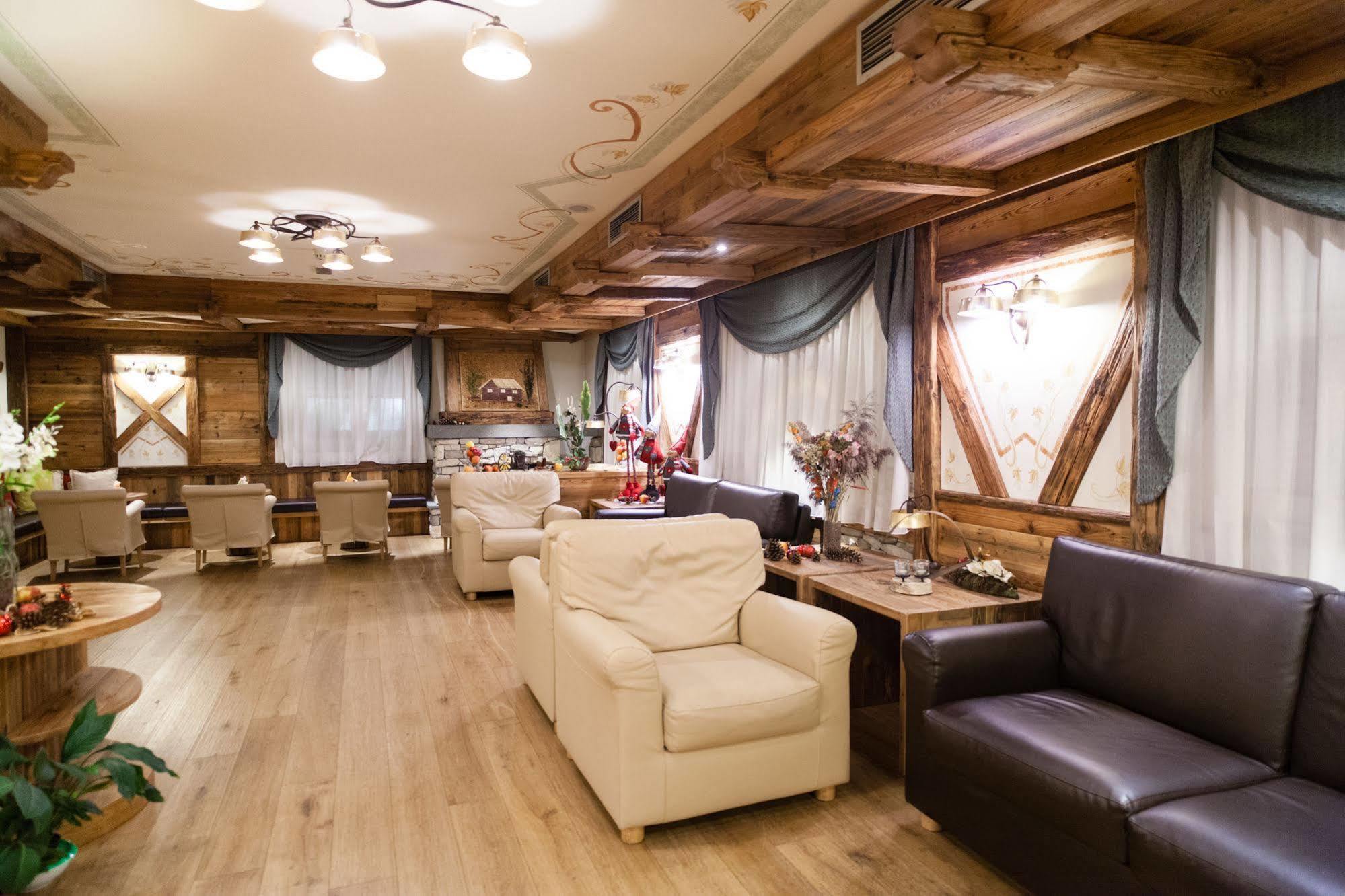 Alpholiday Dolomiti Wellness&Fun Hotel Dimaro Esterno foto
