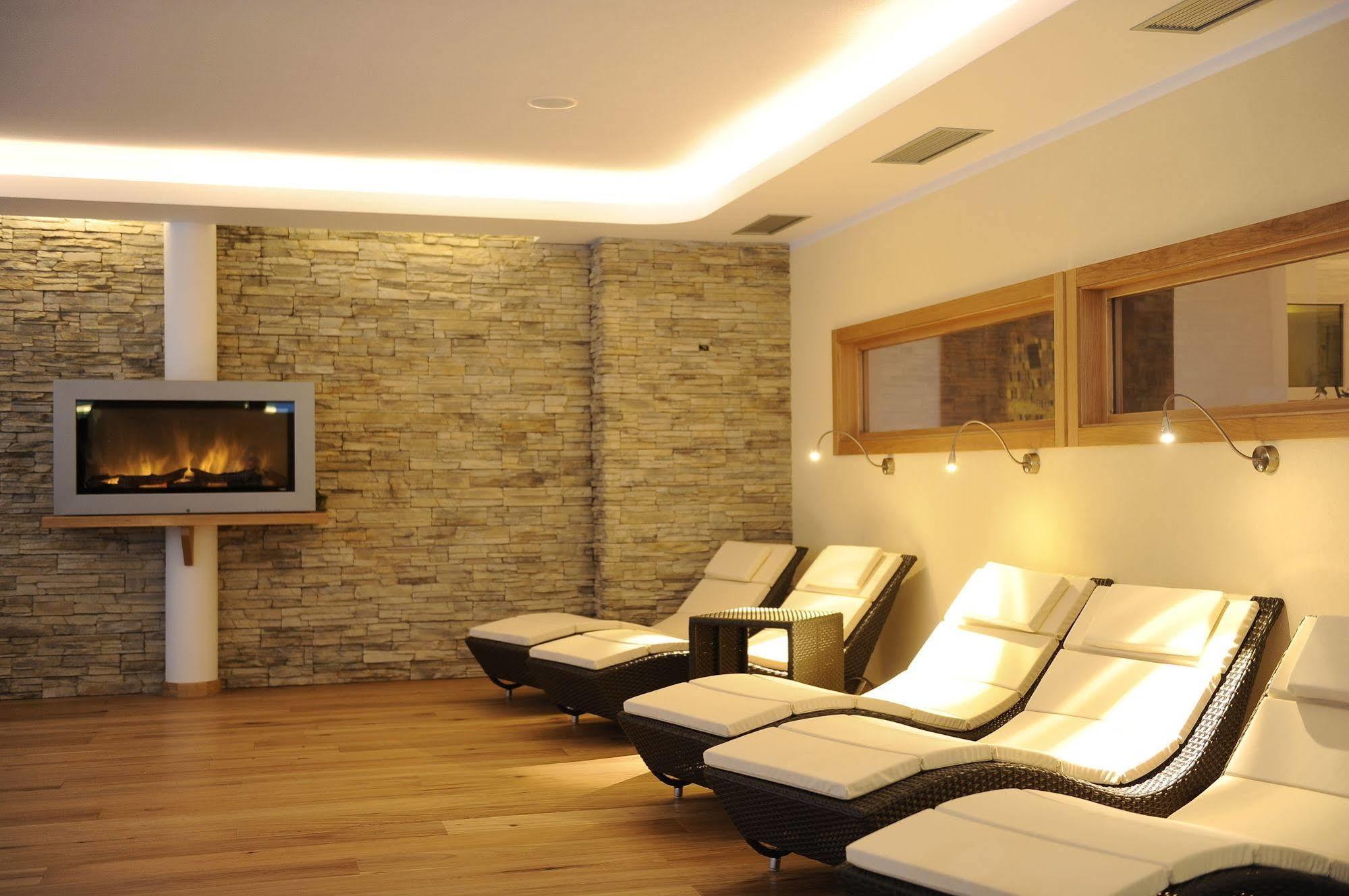 Alpholiday Dolomiti Wellness&Fun Hotel Dimaro Esterno foto