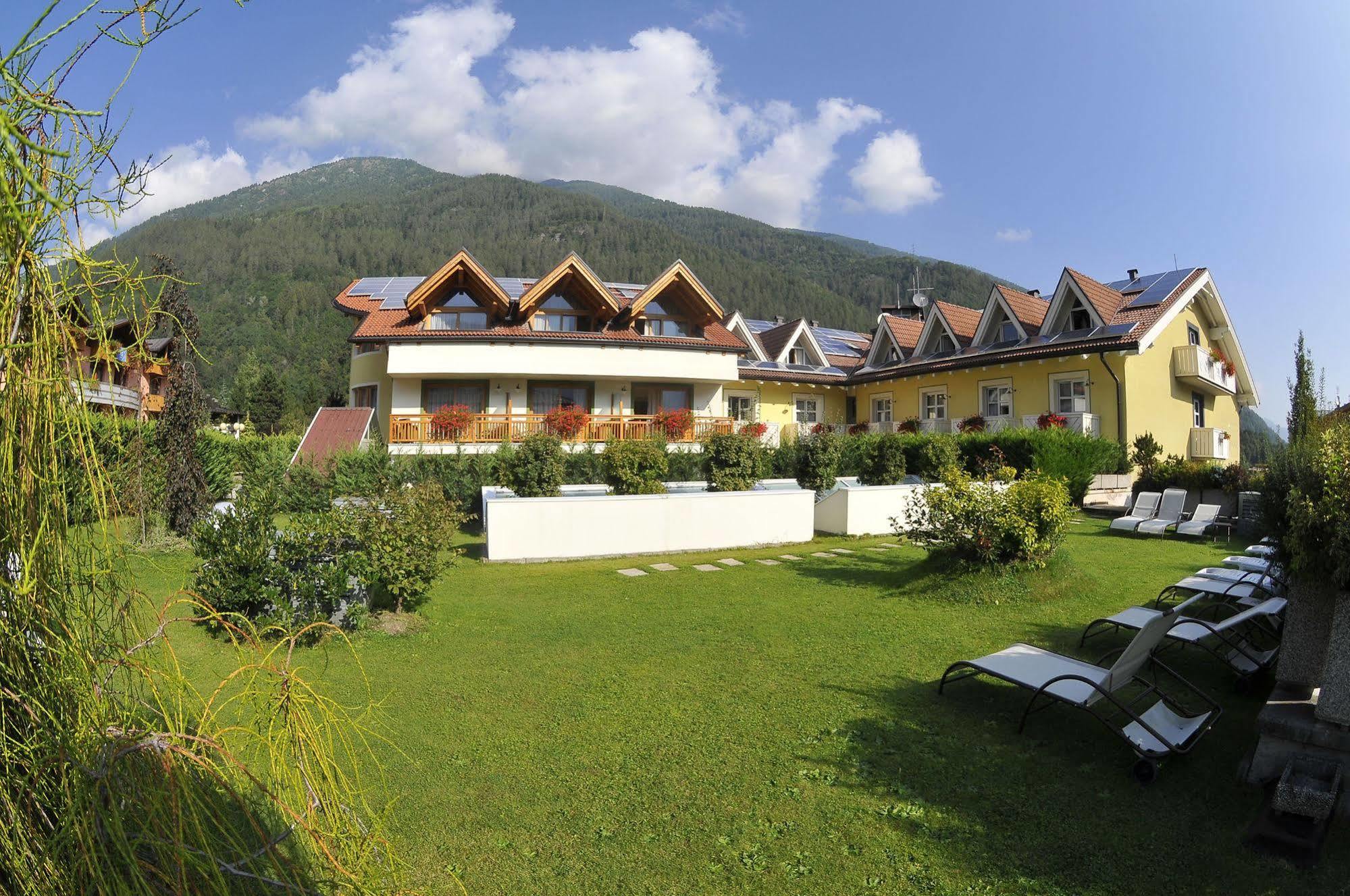 Alpholiday Dolomiti Wellness&Fun Hotel Dimaro Esterno foto