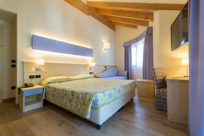 Alpholiday Dolomiti Wellness&Fun Hotel Dimaro Esterno foto