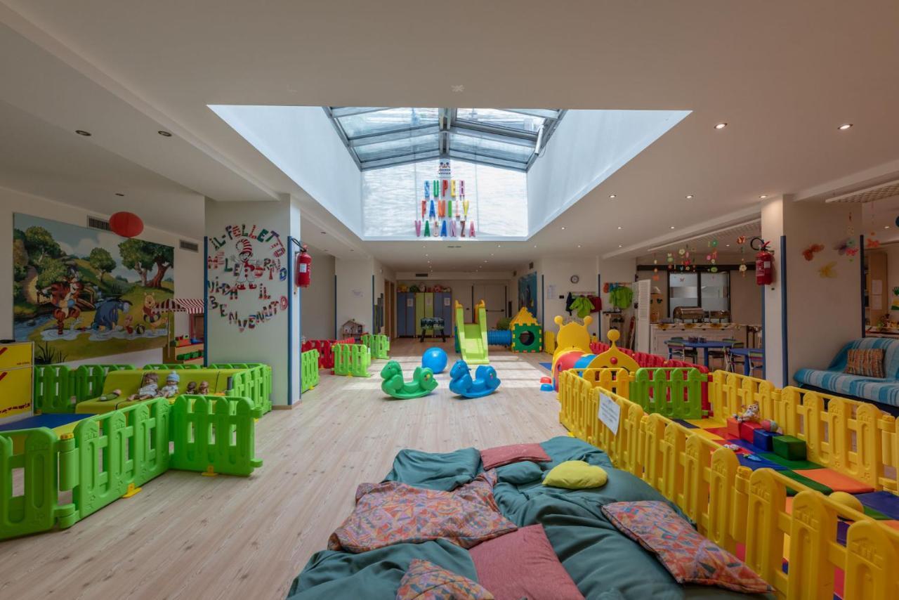 Alpholiday Dolomiti Wellness&Fun Hotel Dimaro Esterno foto